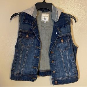 Forever 21 vest with detachable hoodie